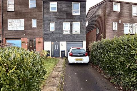 3 bed property, in Selcombe Way, £197,500