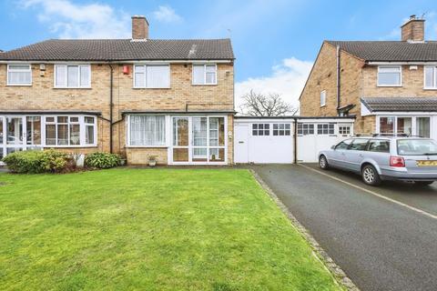 3 bed property, in Redmead Close, £350,000