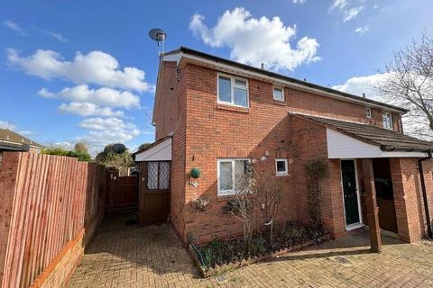 1 bed property, in Carew Close, £120,000