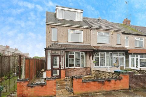 3 bed property, in Elgar Road, £200,000