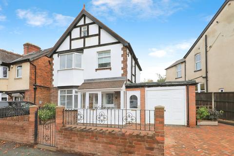3 bed property, in Woodfield Avenue, £315,000