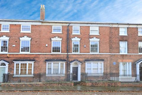 5 bed property, in George Street, £250,000