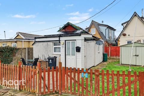 1 bed property, in Fern Way, £70,000