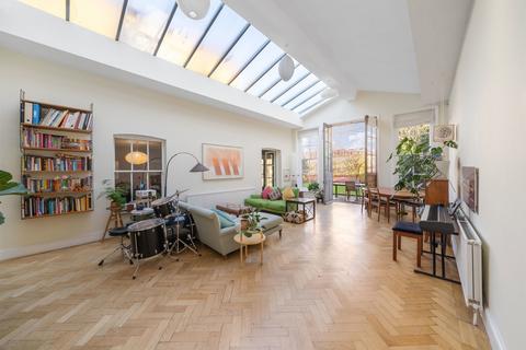 5 bed property, in Priory Grove, £2,500,000