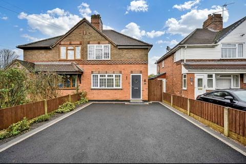 2 bed property, in Great Charles Street, £220,000