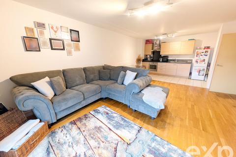 2 bed property, in Sandling Lane, £200,000