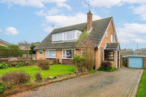 2 bed property, in Mayfield Avenue, £210,000