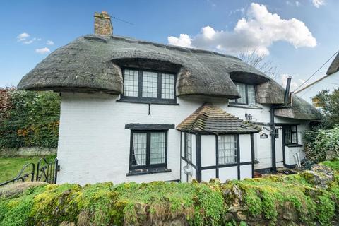 2 bed property, in Long Crendon, £200,000