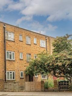 1 bed property, in Medina Lodge, £320,000