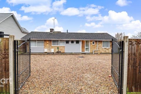 3 bed property, in Hythe Road, £425,000