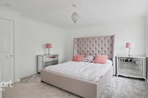 3 bed property, in Hythe Road, £425,000