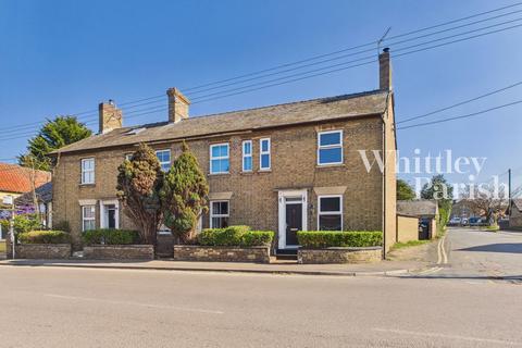 2 bed property, in High Street, £210,000