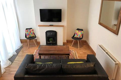 5 bed property, in Gladys Avenue, £335,000