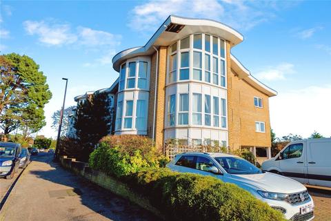 2 bed property, in Winchester Road, £265,000