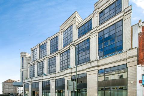 2 bed property, in Commercial Road, £43,750
