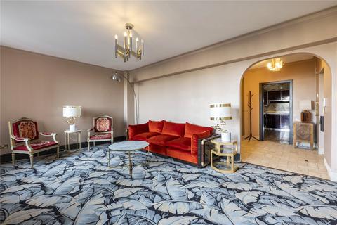 2 bed property, in Swan Court, £600,000