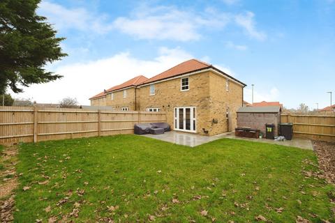 2 bed property, in Sandeman Grove, £325,000