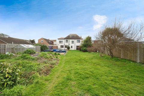 4 bed property, in Southwood Road, £650,000