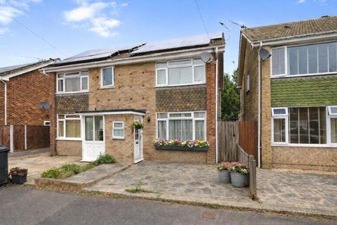 2 bed property, in Cherrywood Gardens, £280,000