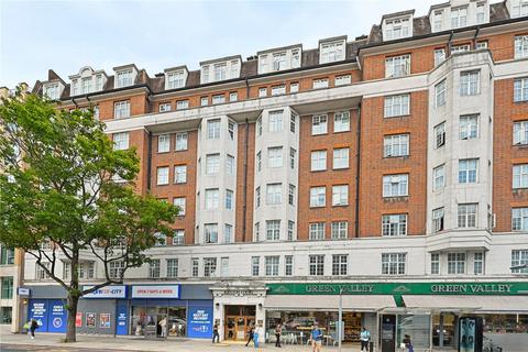 2 bed property, in Kensington High Street, £575,000