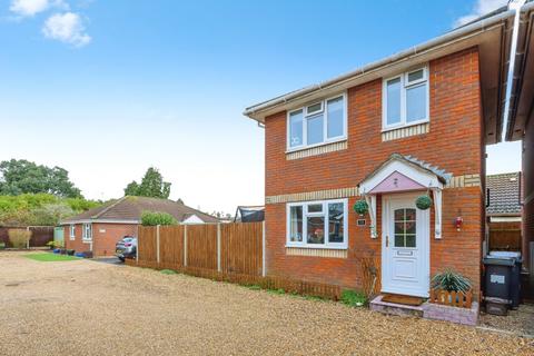 3 bed property, in Widget Close, £325,000