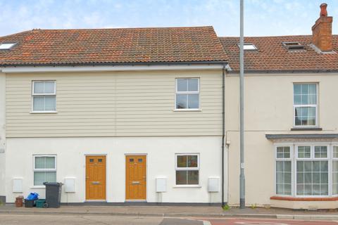 2 bed property, in Kingston Road, £250,000