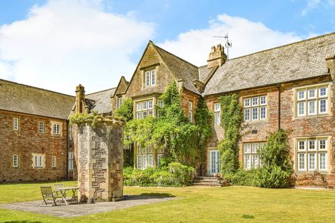 4 bed property, in West Court, £450,000