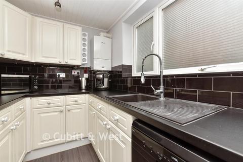 2 bed property, in Pampisford Road, £270,000