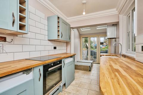 3 bed property, in Kings Road, £180,000