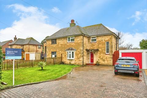 3 bed property, in Castle Road, £350,000