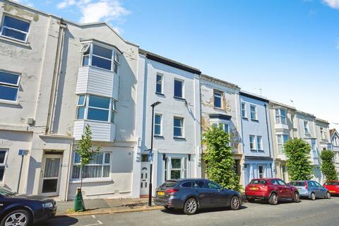 5 bed property, in Melville Street, £350,000