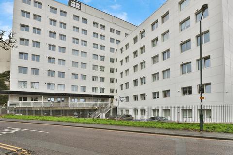 2 bed property, in Prince Of Wales Road, £155,000