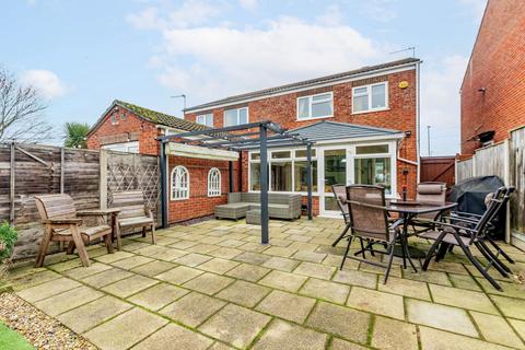 3 bed property, in Buttercup Close, £220,000
