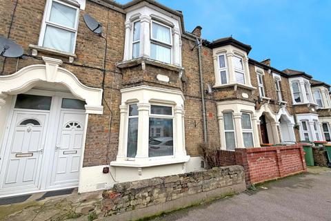 2 bed property, in Ling Road, £320,000