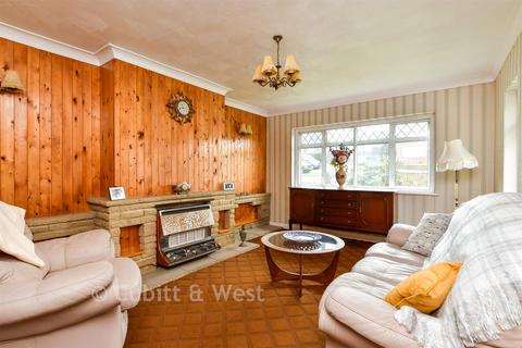 3 bed property, in Cowley Drive, £450,000