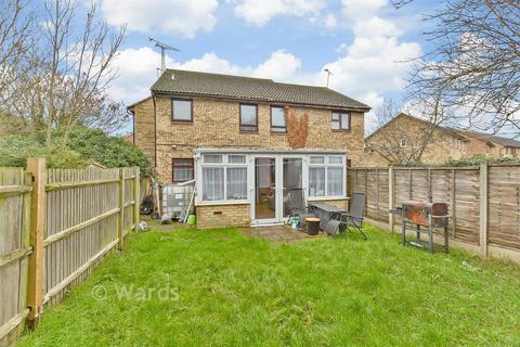 2 bed property, in Invicta Court, £145,000