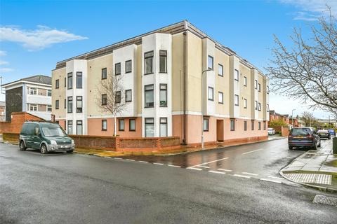 2 bed property, in Queen Street, £90,000