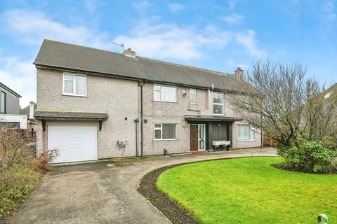 5 bed property, in Hall Road West, £800,000