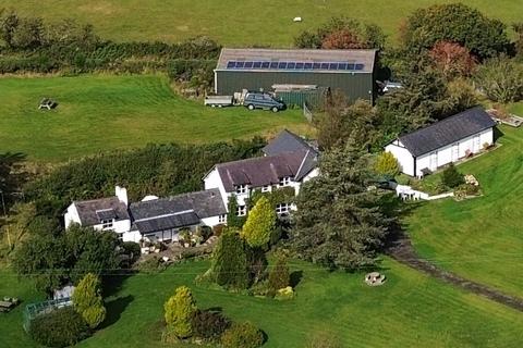 6 bed property, in Llangernyw, £795,000
