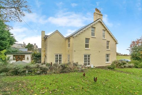 7 bed property, in Clip Terfyn, £580,000