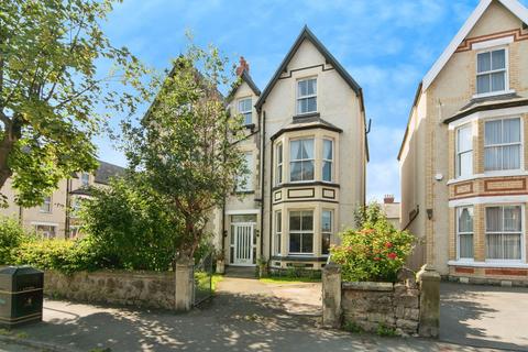6 bed property, in Greenfield Road, £170,000