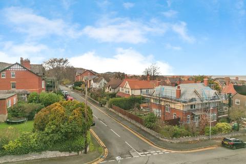 6 bed property, in Woodland Park, £325,000