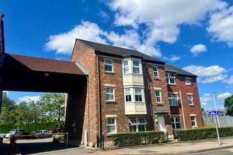 2 bed property, in Whitfield Court, £105,000