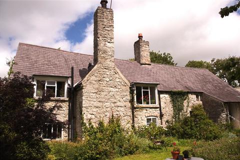 5 bed property, in Garneddwen, £275,000
