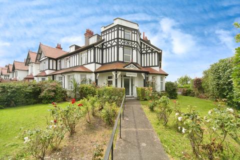 6 bed property, in St. Davids Road, £300,000