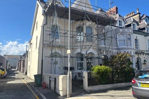 2 bed property, in Chapel Street, £100,000