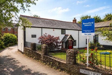 4 bed property, in Ffordd Y Bont, £360,000