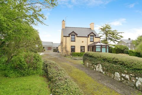 3 bed property, in Chwilog, £425,000