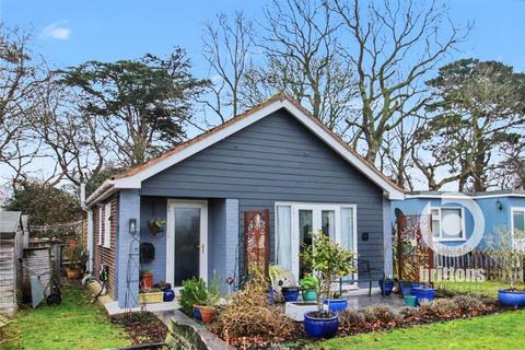 2 bed property, in Beach Road, £160,000