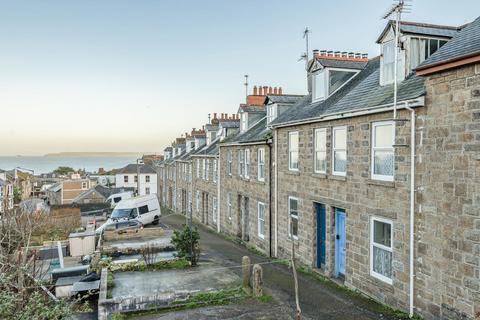 3 bed property, in St. Ives, £300,000